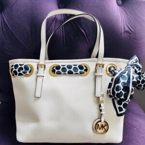 Beautiful Authentic Michael Kors Tote $150.00